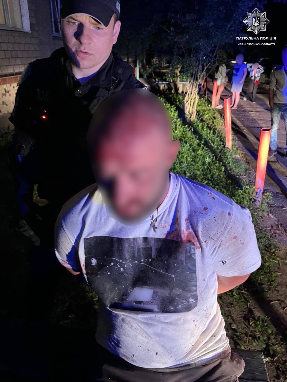 У Чернігові чоловік кидався на людей з ножем: є поранений (фото)