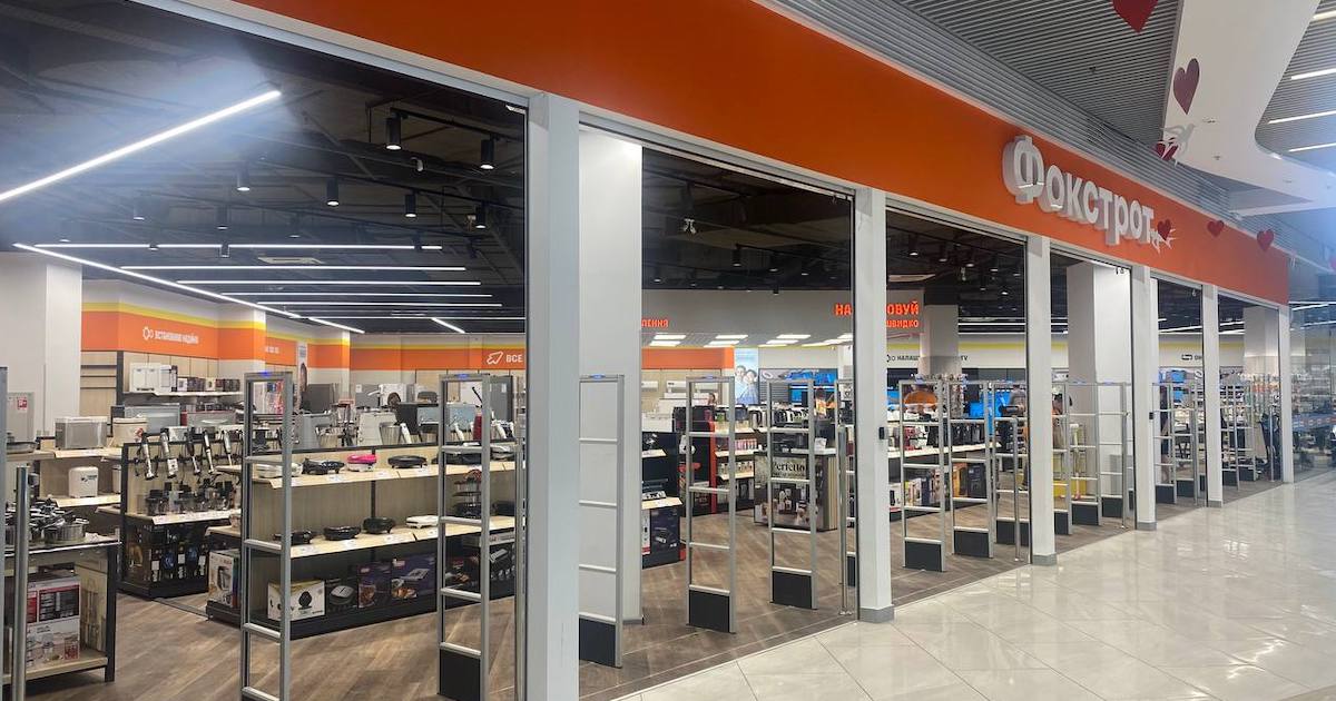 Як вигляд мав ТРЦ у Дніпрі до удару ракети РФ: фото до та після