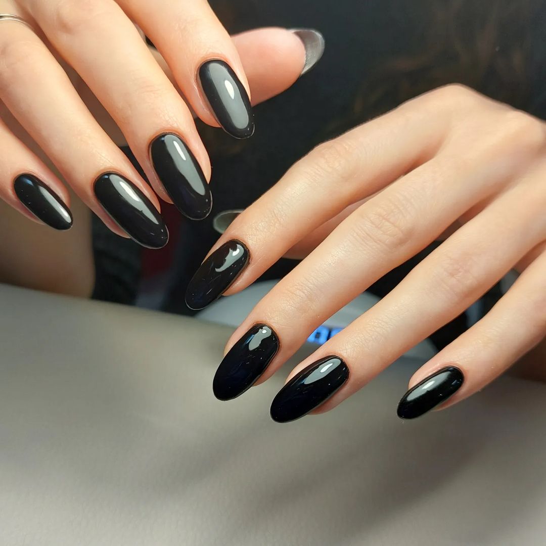 Как выглядит модный черный маникюр на осень 2024 года: идеи стильных дизайнов