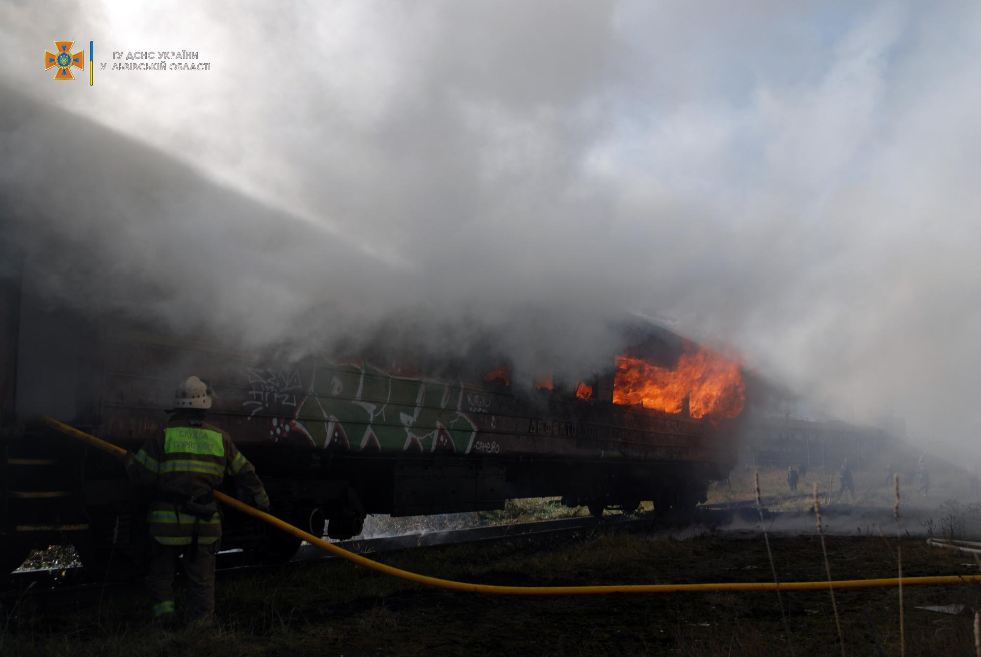 Во Львове на вокзале полностью сгорел вагон поезда: видео и фото пожара