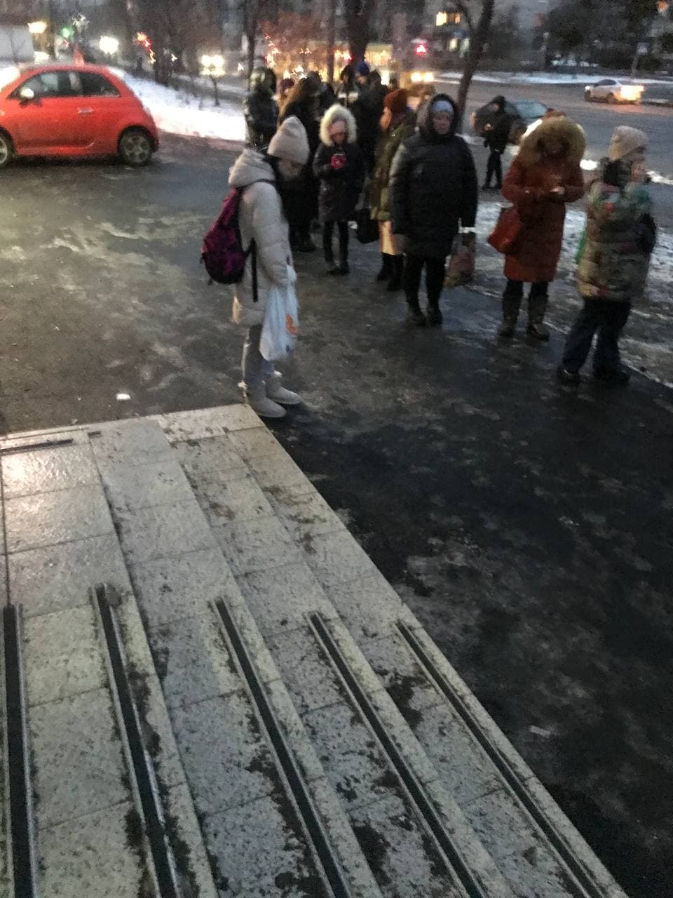 Передноворічний колапс на "Новій пошті" у Києві показали на красномовних фото