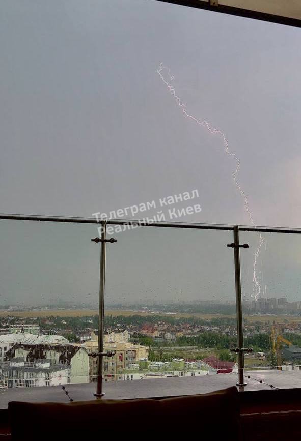 Молнии с градом, утонувшее авто и деревопад: видео и фото жуткой грозы в Киеве
