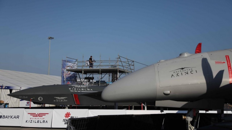 Новый реактивный Bayraktar с украинским двигателем вызвал фурор на выставке: как выглядит "будущее военной авиации"