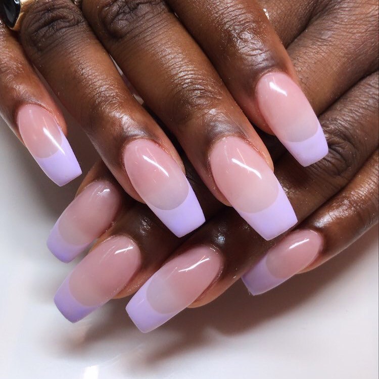 8 ідей фіолетового французького манікюру: від блискучих кінчиків до лавандових акцентів
