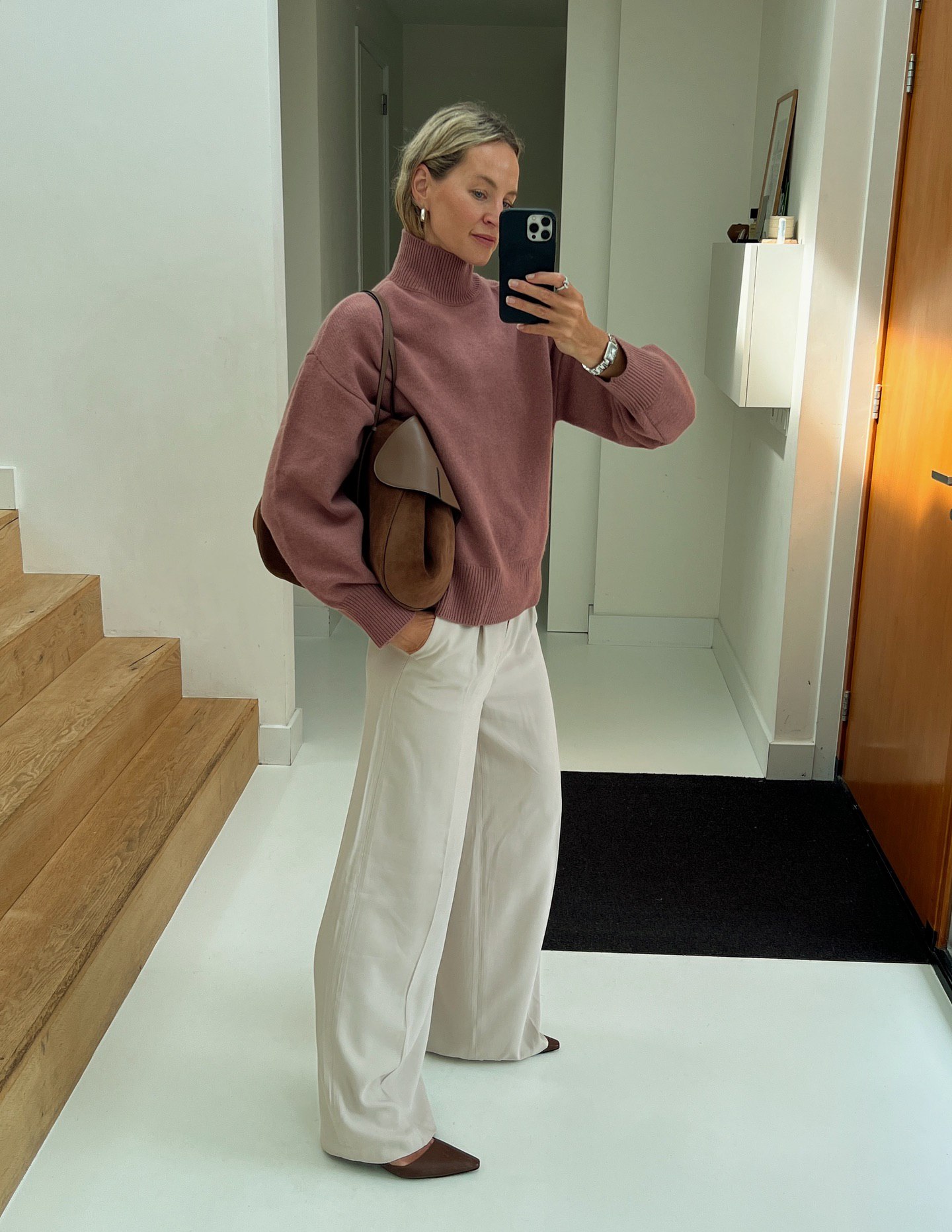 Джамала показала, как носить самый модный оттенок сезона - пудро-розовый