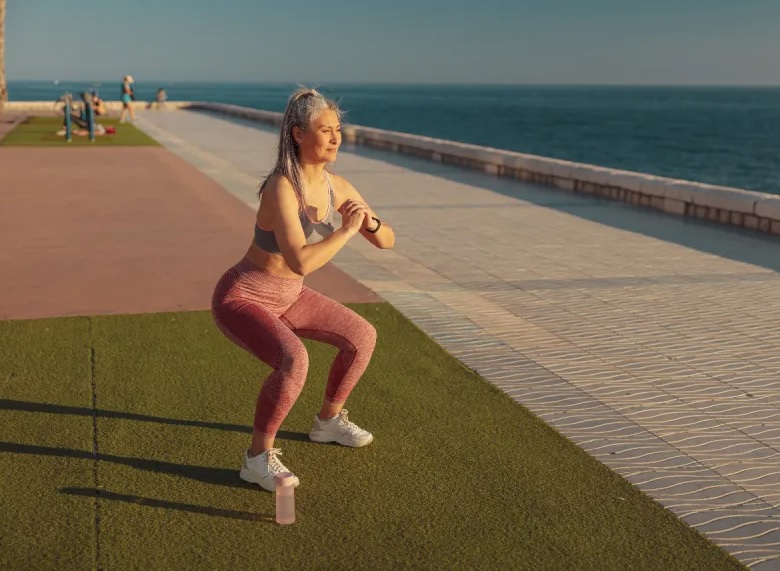 6 найкращих вправ з вагою, які уповільнюють старіння