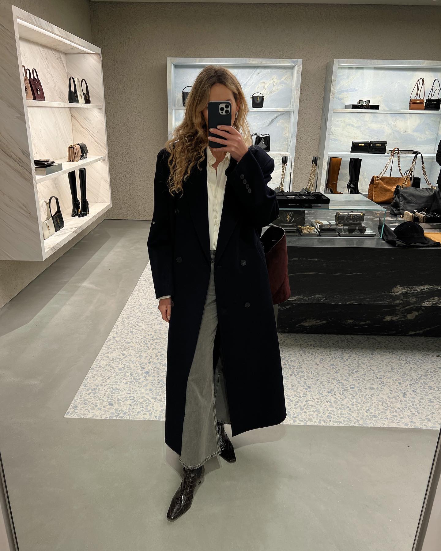 Сірий - не означає нудний: блогерка показала, з чим носити трендові джинси