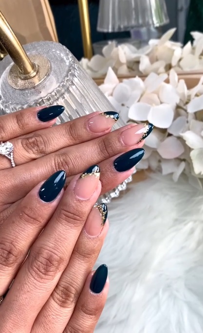 Новинки манікюру на осінь: 7 ідей трендового темно-синього "френча"