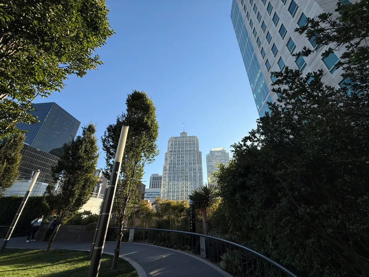 Порівняння камер iPhone 16 Pro Max та Samsung Galaxy S24: який телефон знімає краще (фото)