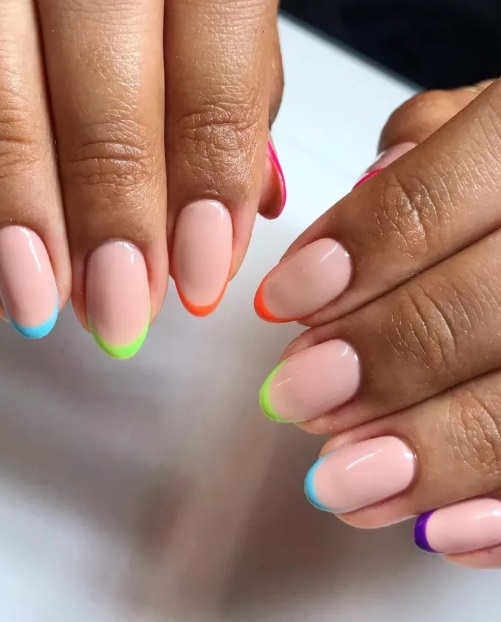 Трендовый маникюр на осень: 7 идей стильного "френча" с яркими кончиками