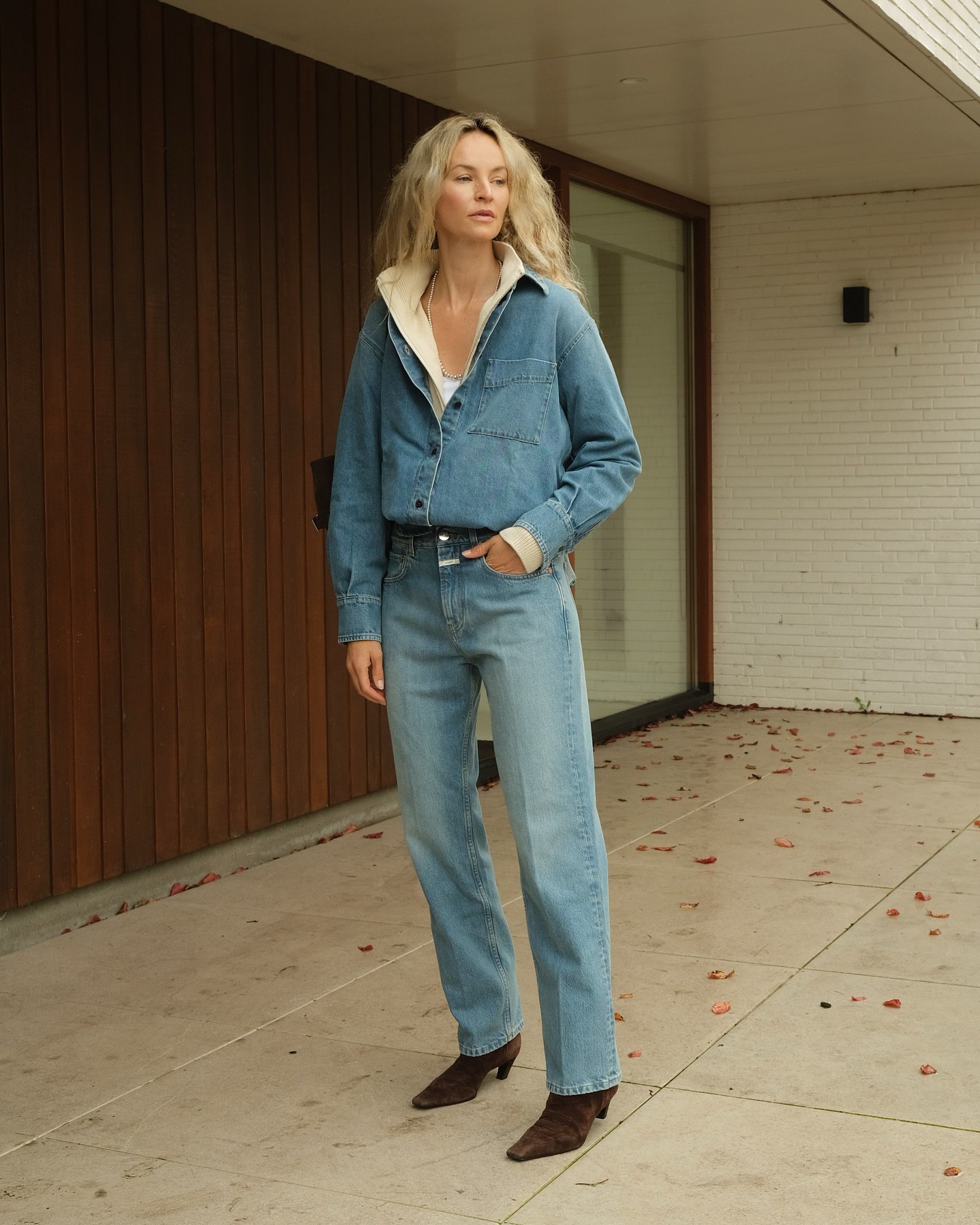 Базовий гардероб на осінь: 5 стильних образів із джинсами, які виділять вас із натовпу