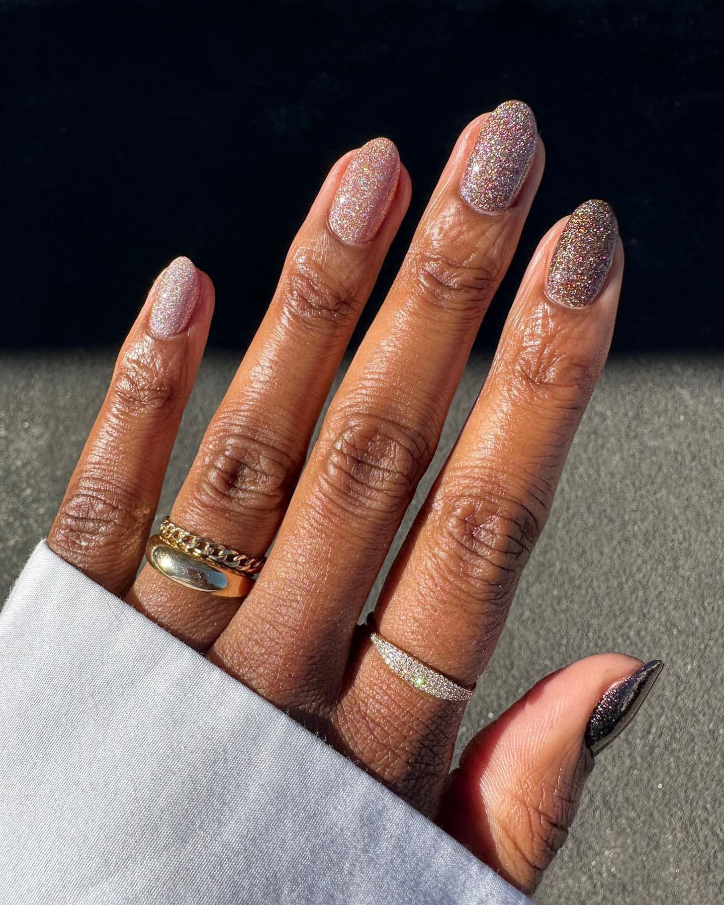 Манікюр із блискітками на Різдво: яскраві ідеї для святкового образу