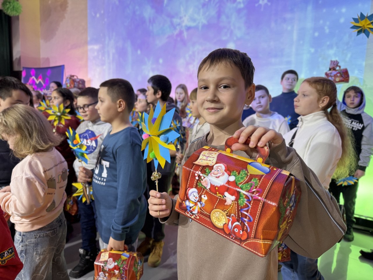 Фонд братьев Мкртчан приобрел подарки для детей Донецкой области