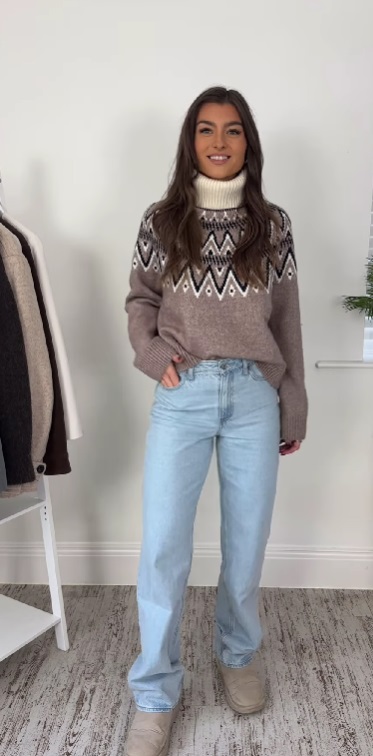 Стильно и тепло: блогерша показала, как стилизовать рождественский свитер