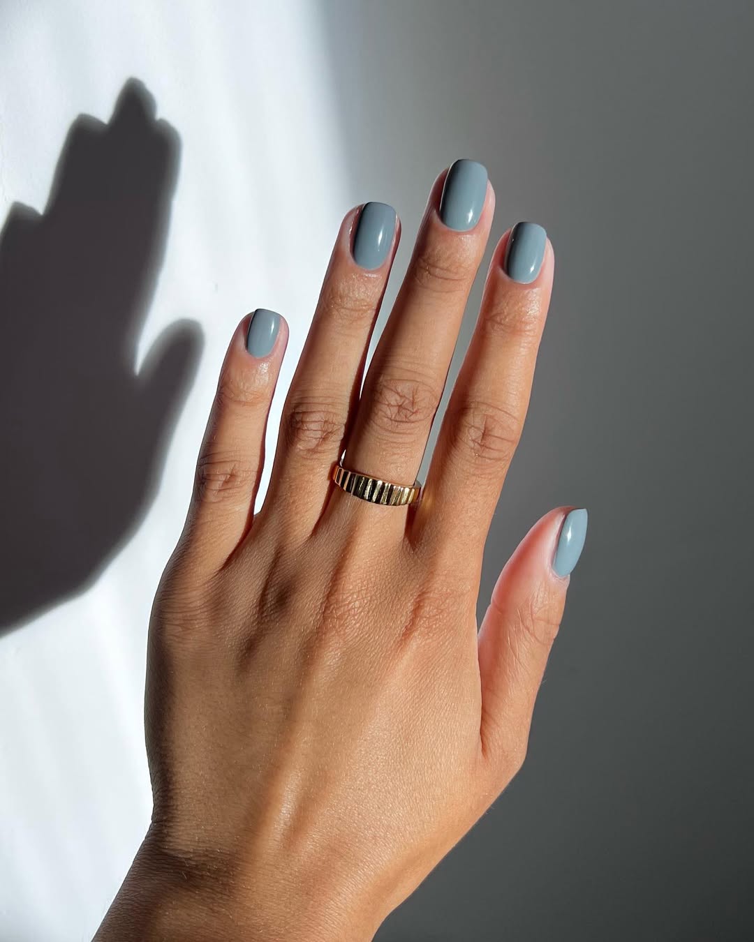 Який колір лаку вибрати в січні 2025, щоб манікюр виглядав дорого