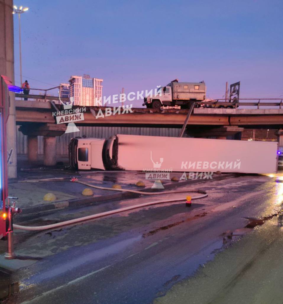 У Києві вантажівка протаранила паркан та злетіла з мосту (фото)