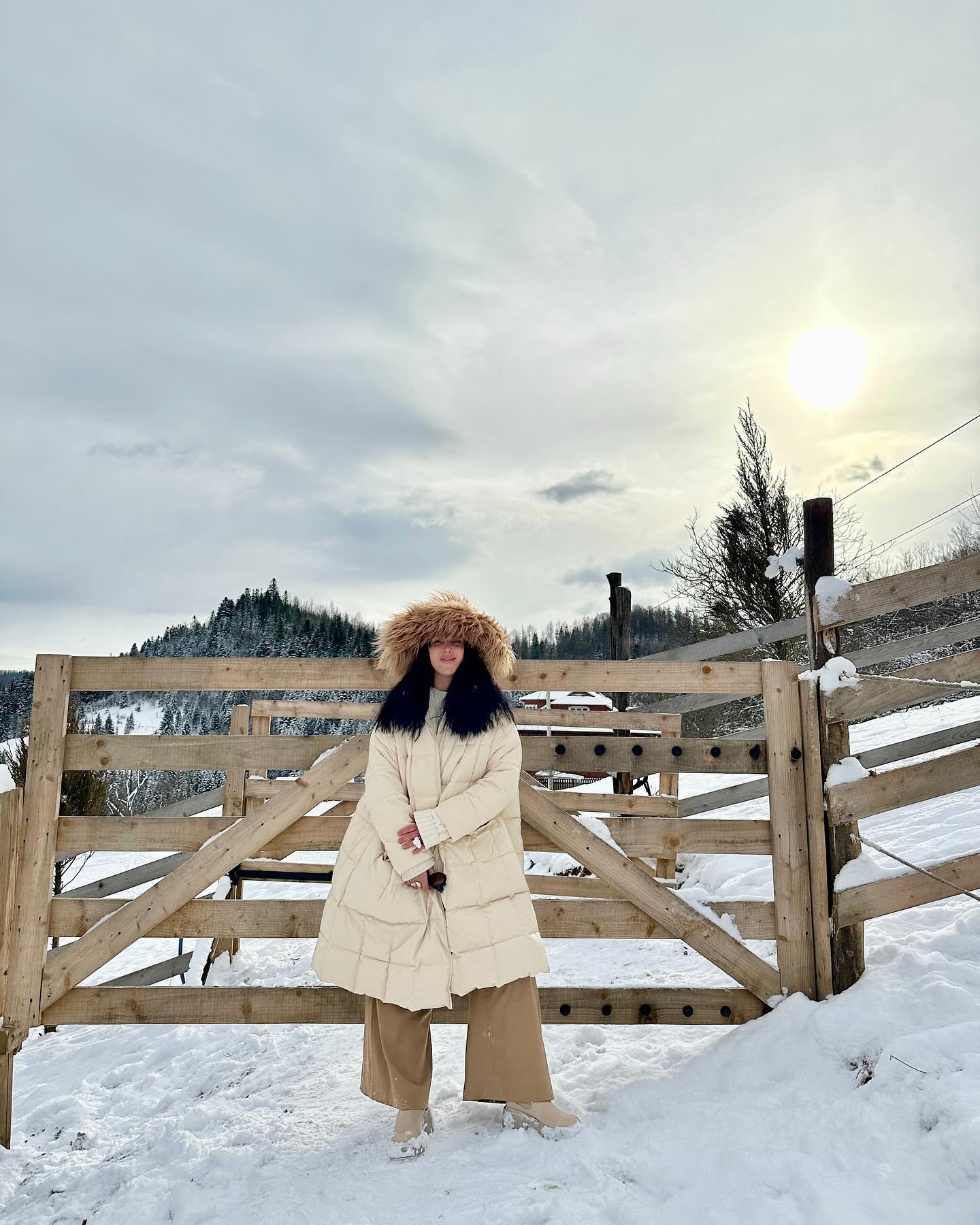 Длинный пуховик и теплая панама: Джамала показала трендовый образ на зиму 2025