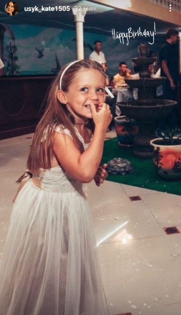 Жена Усика показала старшую дочь на редких семейных фото