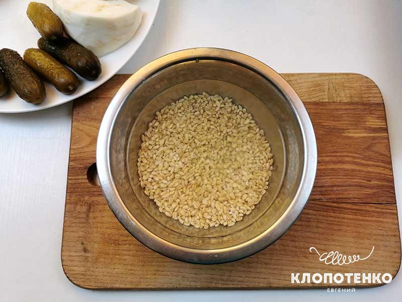 Клопотенко поделился рецептом идеального рассольника, добавив туда "нестандартные" огурцы