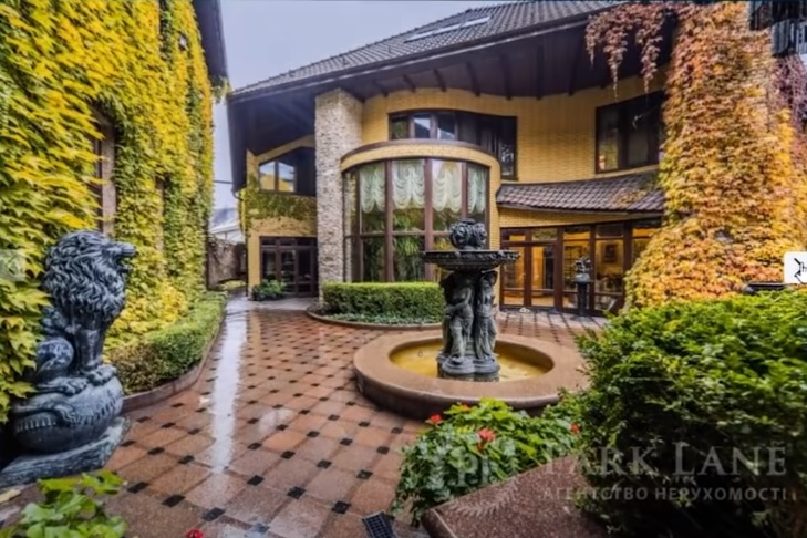 Безвкусица и претенциозность: в Киеве показали дома за миллионы долларов со спорным дизайном (фото)