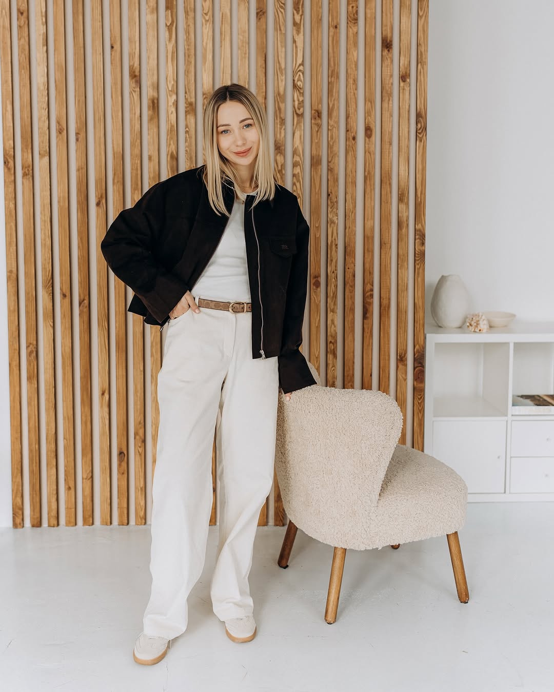 У наймоднішому кольорі весни 2025: дружина Віктора Павліка показала стильний "лук" із джинсами