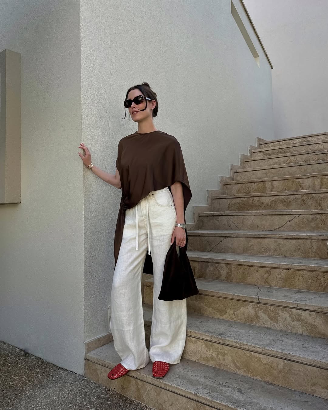 Желейні босоніжки, мюлі та в'єтнамки: як виглядає модне взуття на літо 2025