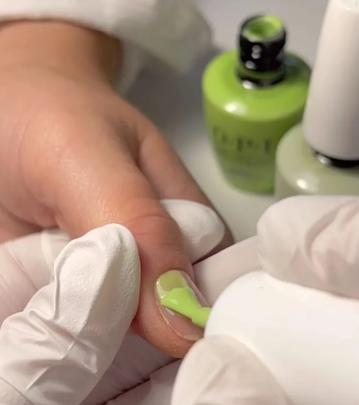 Грошовий манікюр на червень. Ці трендові дизайни притягнуть багатство, ніби магніт