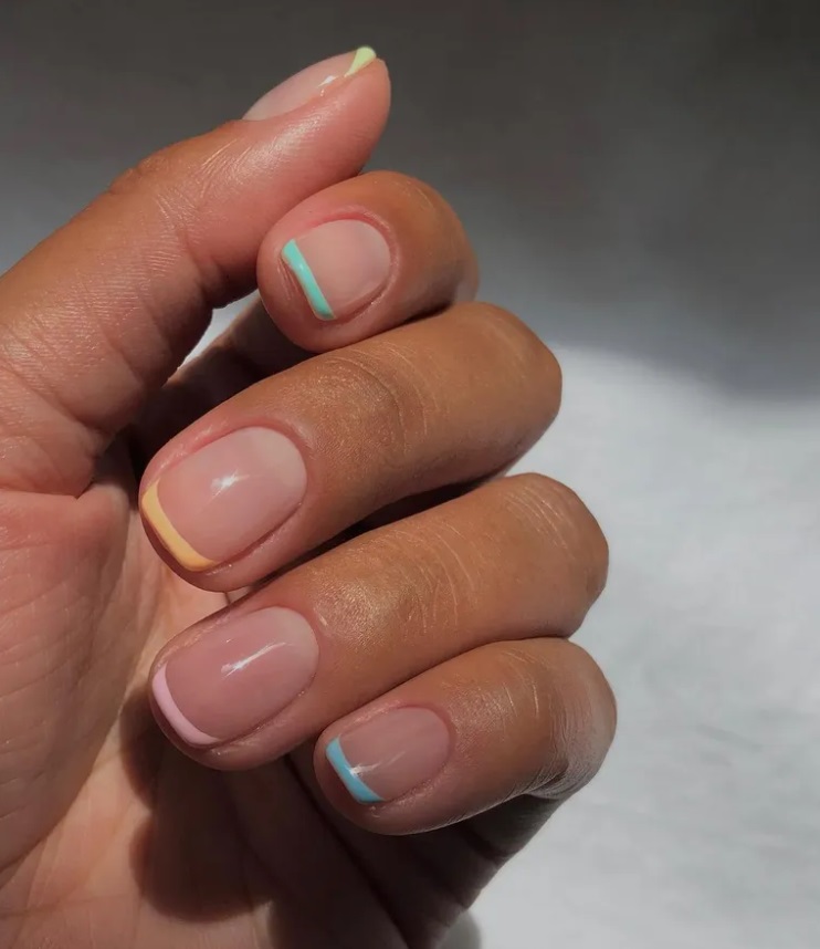 Трендовий манікюр на літо-2025: ідеї стильного френча з яскравими кінчиками