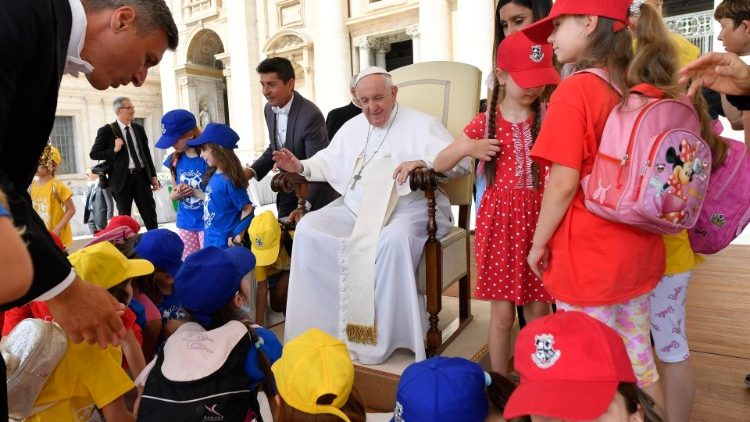 Дети из Украины проехали с Франциском на папамобиле, а понтифику подарили рисунки (видео)