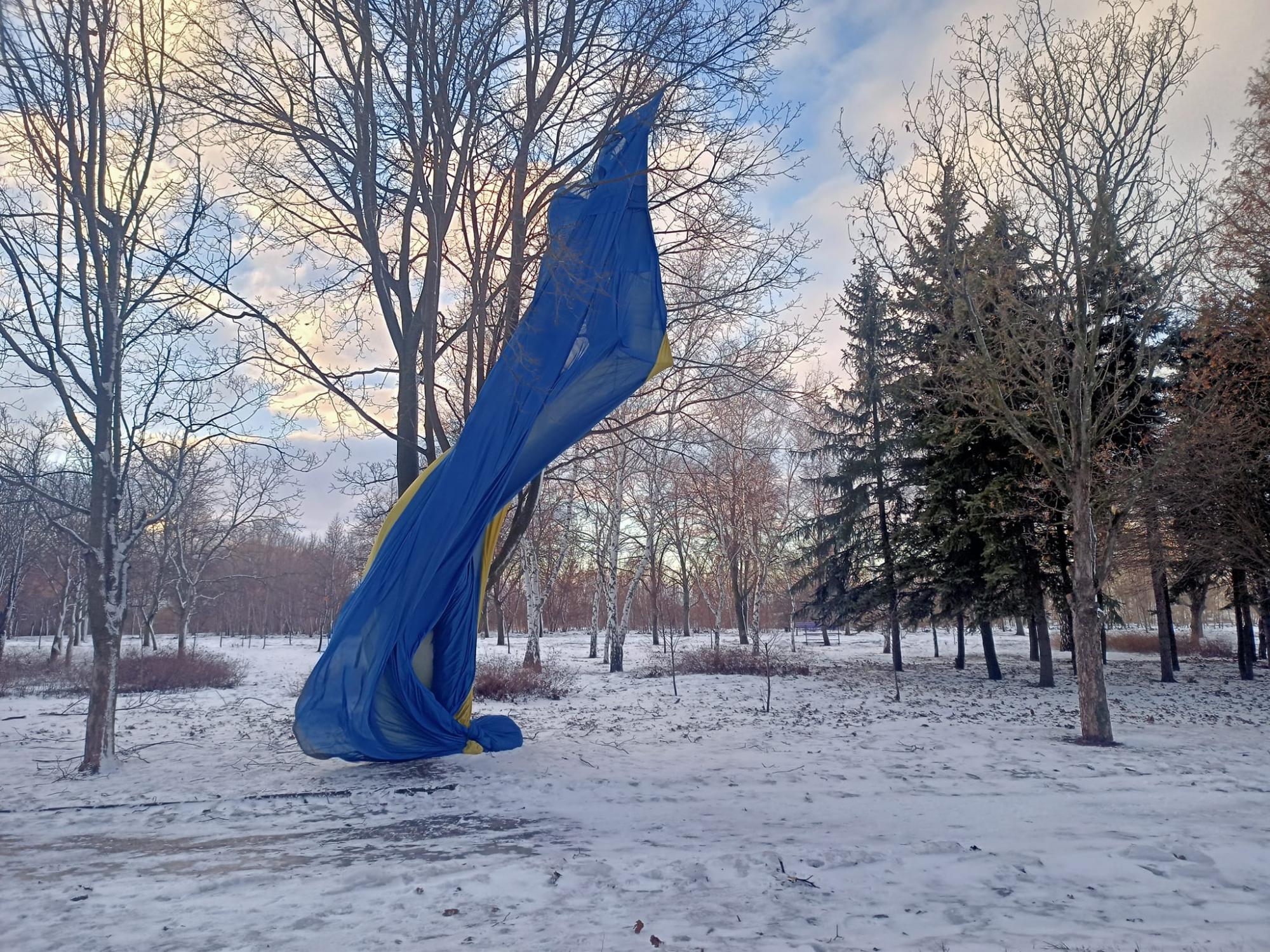 В Харькове ветер разорвал самый высокий флаг Украины, а в Краматорске сорвал с фгагштока (видео, фото)