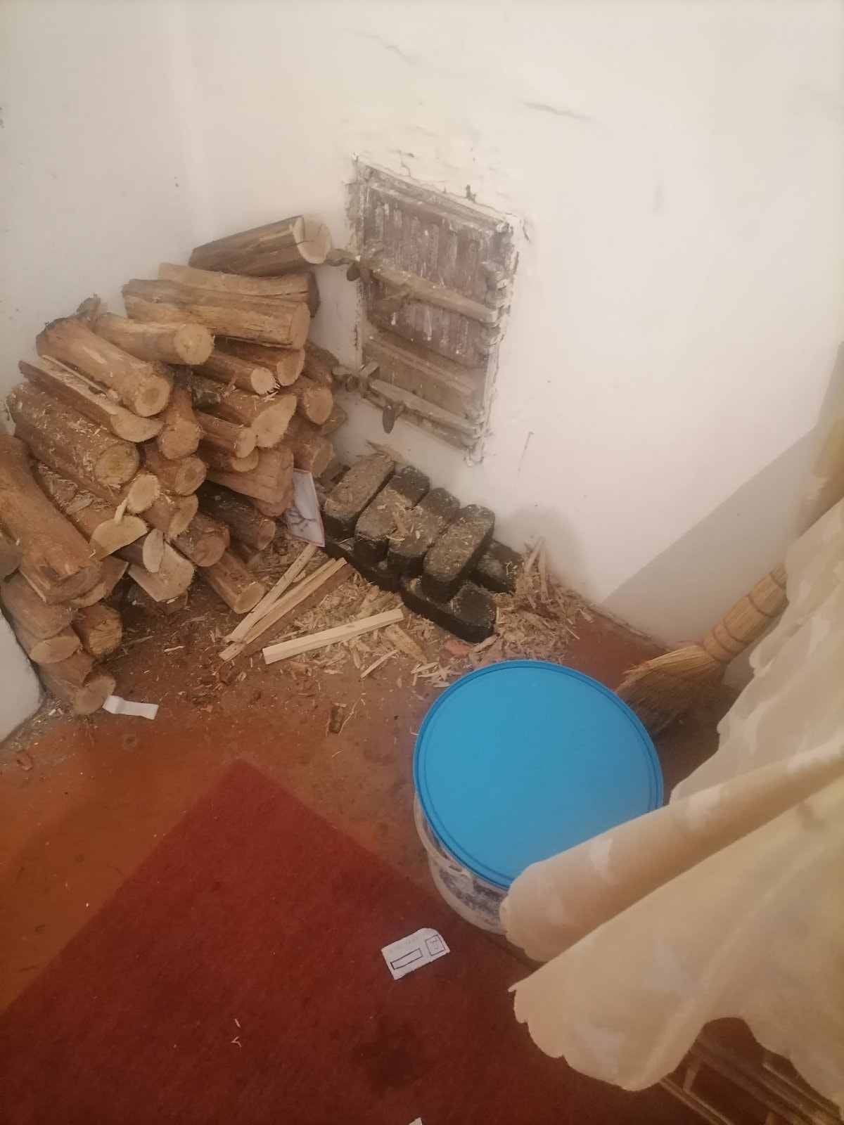 Под Ровно мать 5 месяцев держала сына взаперти в комнатушке без окон: на ночь ставила ведро