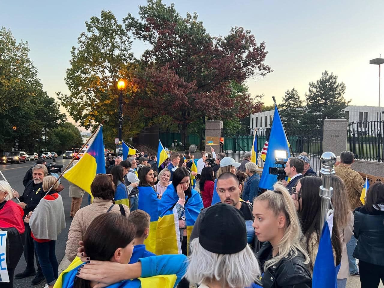 Ракетный террор РФ вывел на митинги в поддержку Украины тысячи людей в разных странах: фото и видео