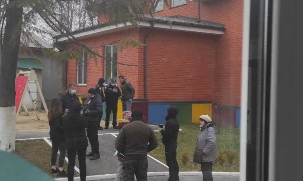 В детсаду Ровно отстраненная непривитая воспитательница подралась с коллегами: вспыхнул скандал