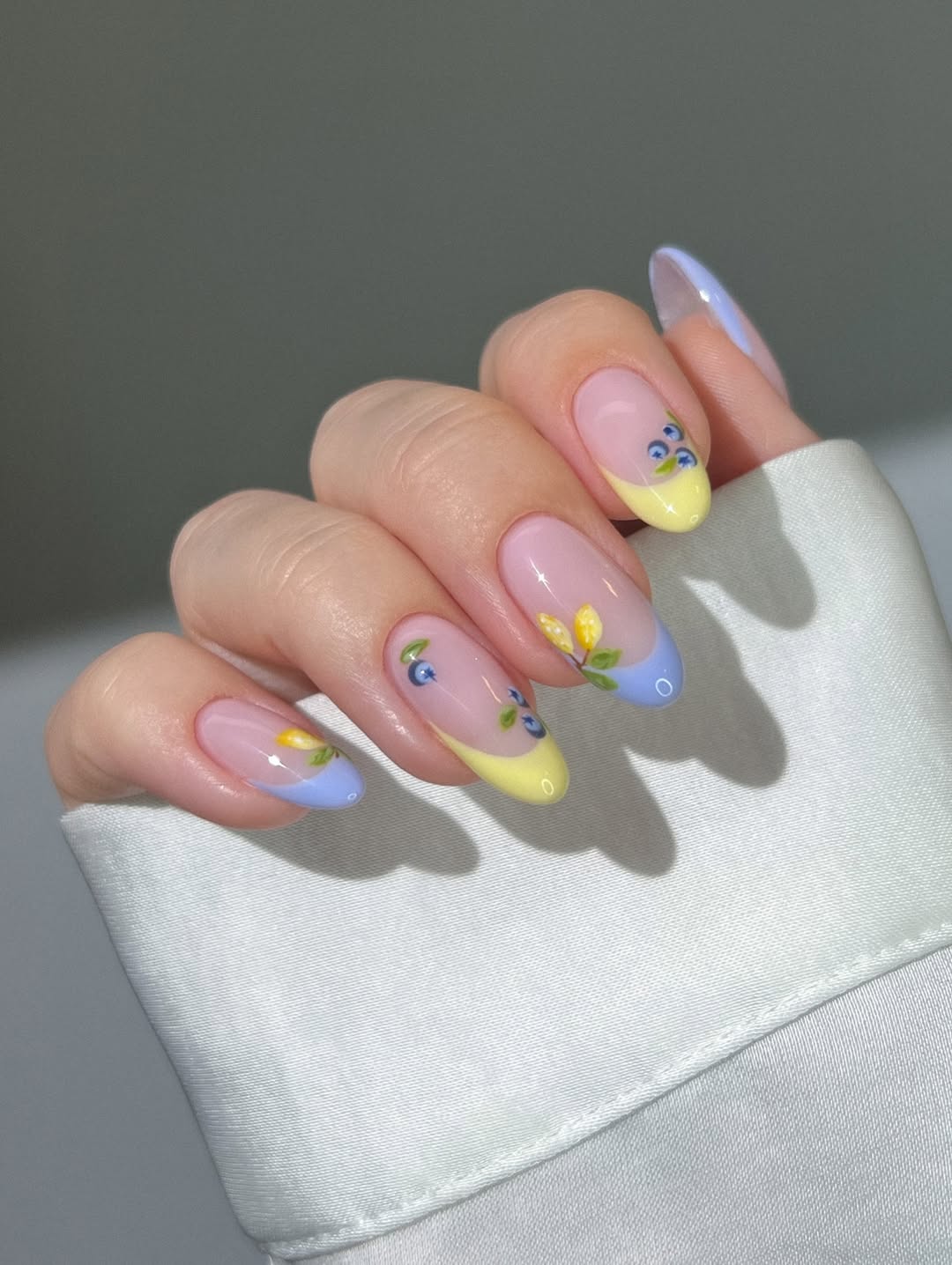 Трендовий манікюр на липень 2025: ідеї з яскравим дизайном, які варто спробувати