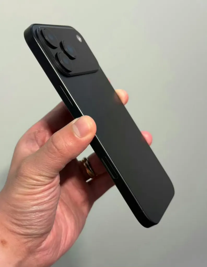 Такого iPhone ще не було. Модель 17 Pro показали на реальних фото за два місяці до релізу