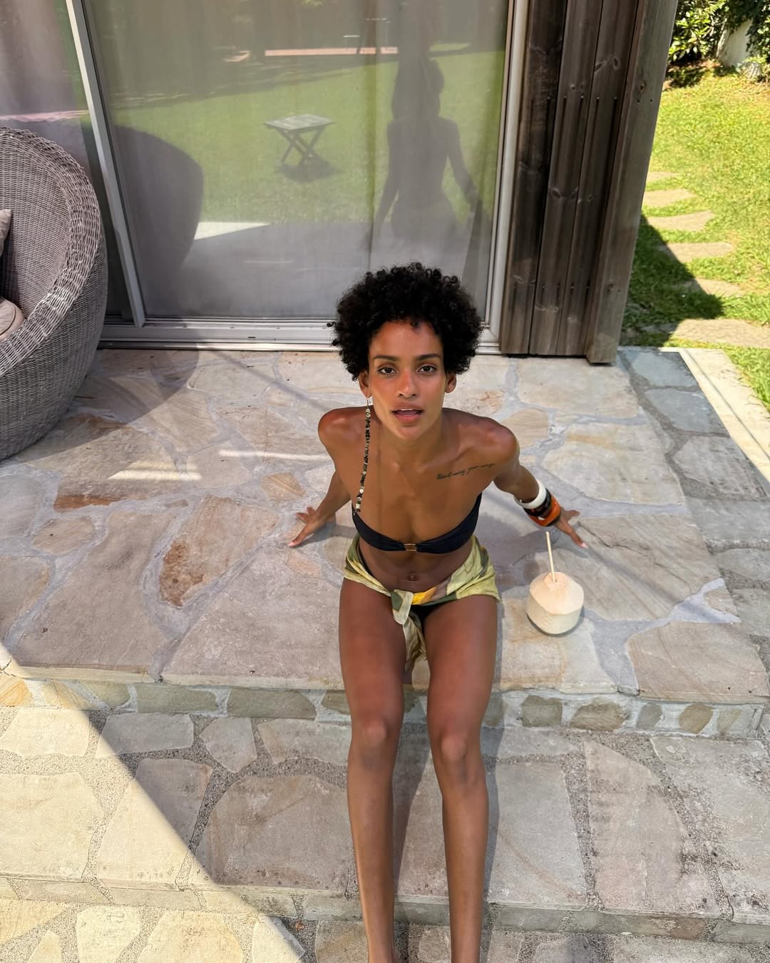 Молода дівчина Венсана Касселя похизувалася сталевим пресом у бікіні