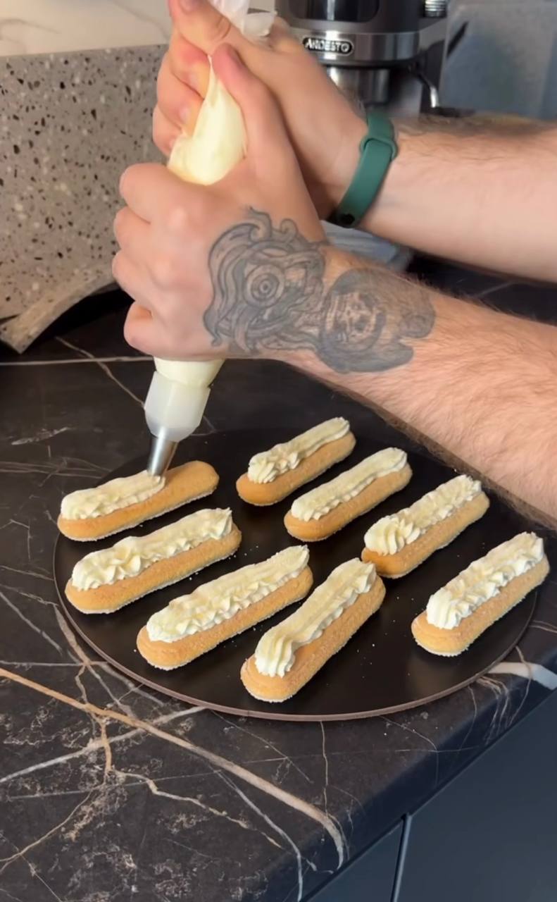 Ліниві еклери за 7 хвилин і без випікання: рецепт швидкого десерту