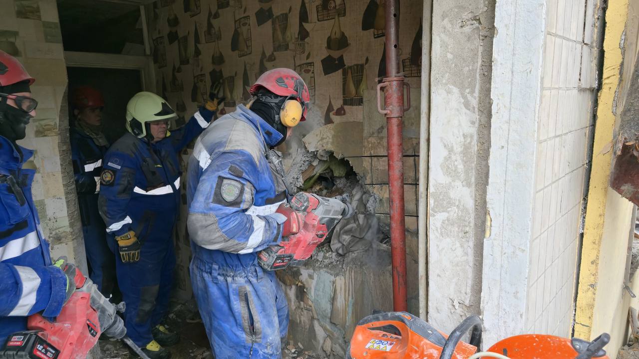 Живий! Рятувальники показали чоловіка, якого дістали з-під завалів в Києві