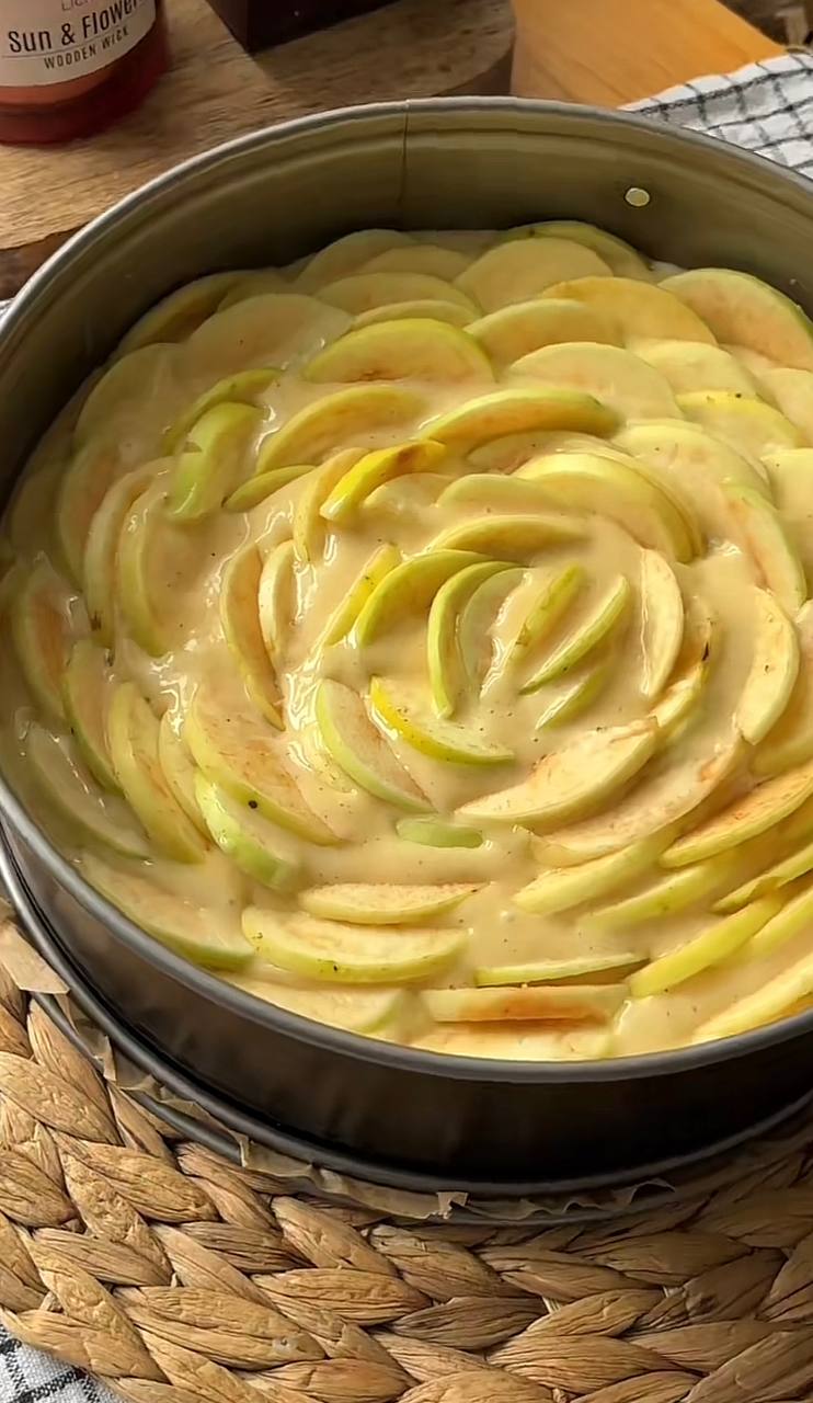 Готуємо смачну шарлотку на Яблучного Спаса: виходить неймовірно ніжною