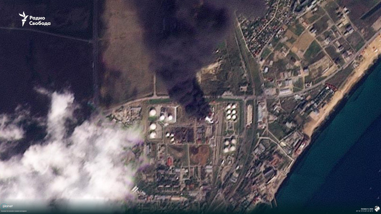 Дим розтягнувся на 12 км: з'явилися супутникові знімки пожежі на нафтобазі у Феодосії