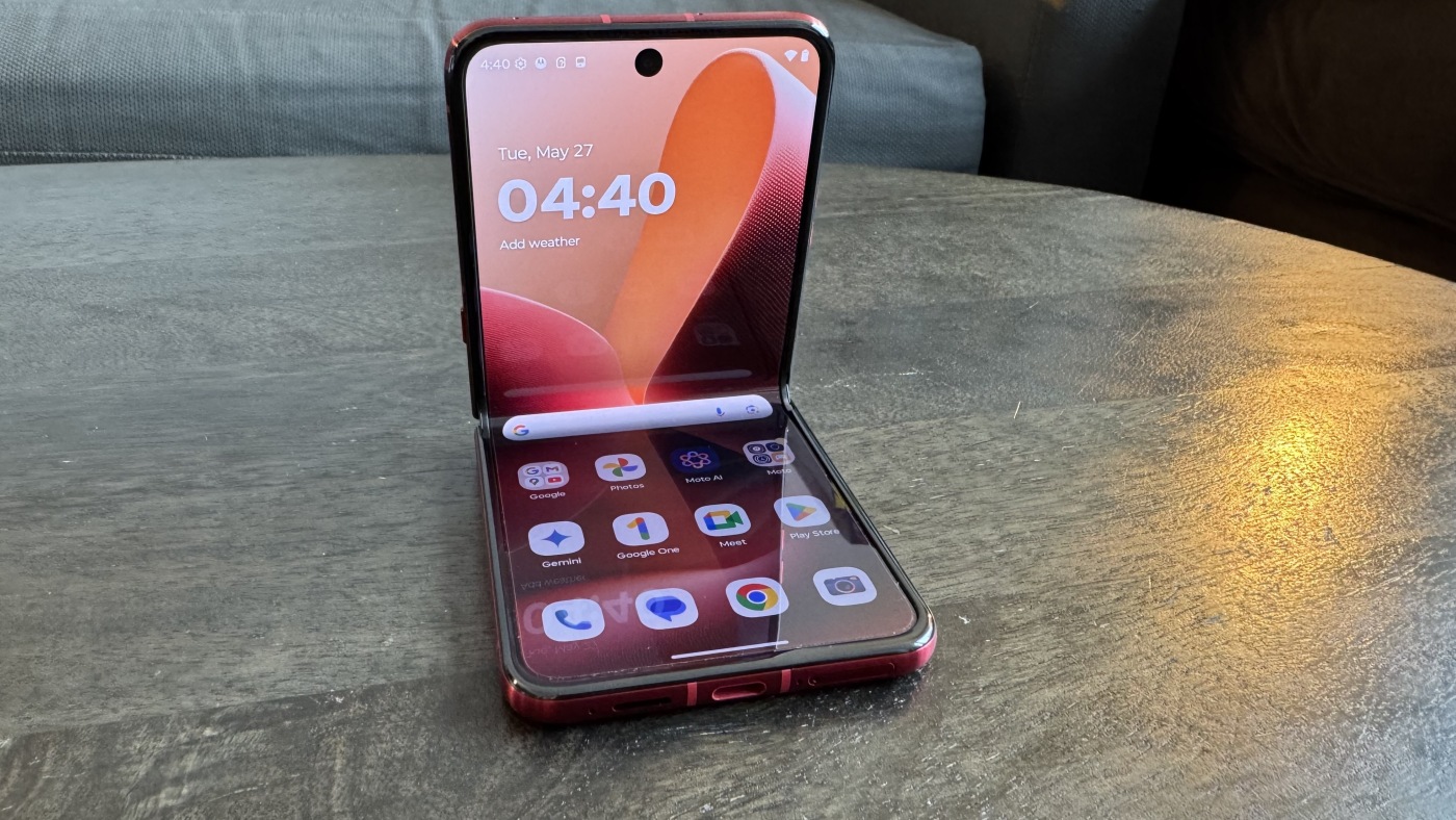 Розкладачка чи "книжка": який гнучкий смартфон купити у 2025 році