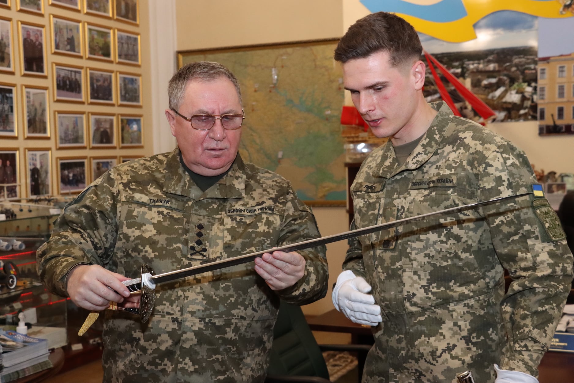 Украинец, который стал лучшим иностранным студентом военной академии Британии, вернулся домой