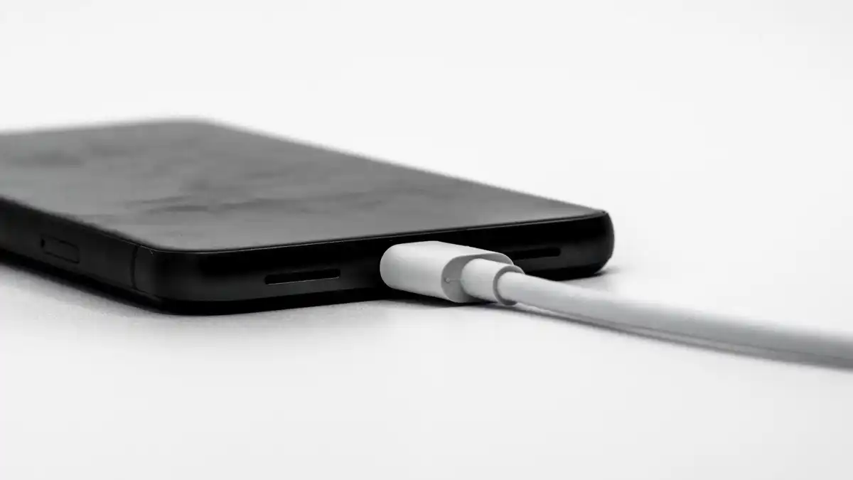 Як швидко передавати файли між комп'ютером і смартфоном у 2025 році: 6 простих способів