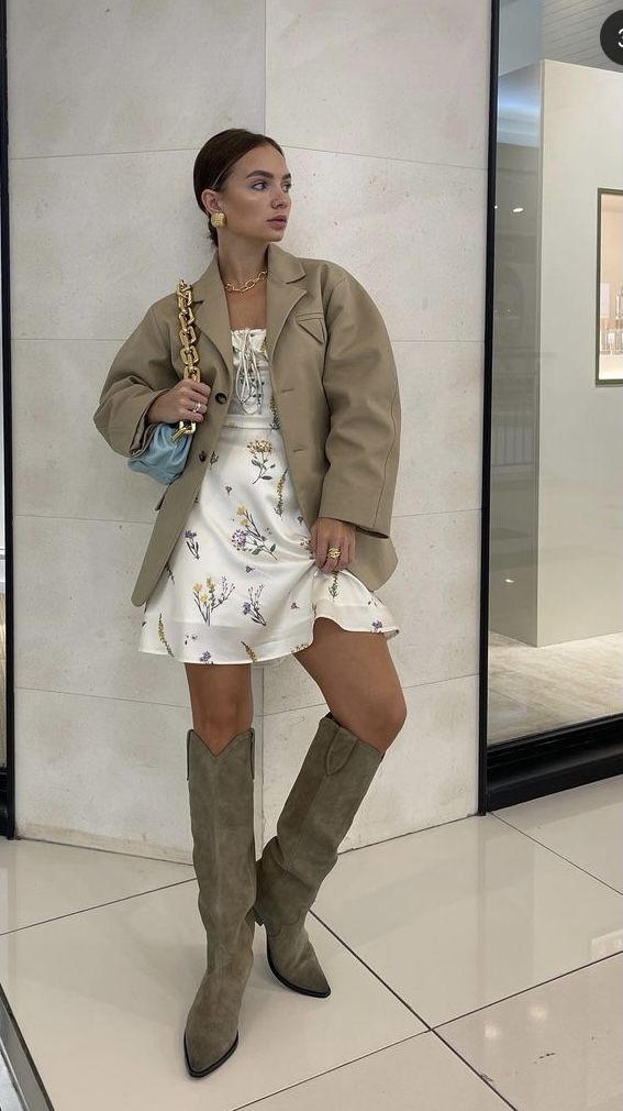 Як носити сукні з чоботами в листопаді 2025: 4 стильні формули сезону