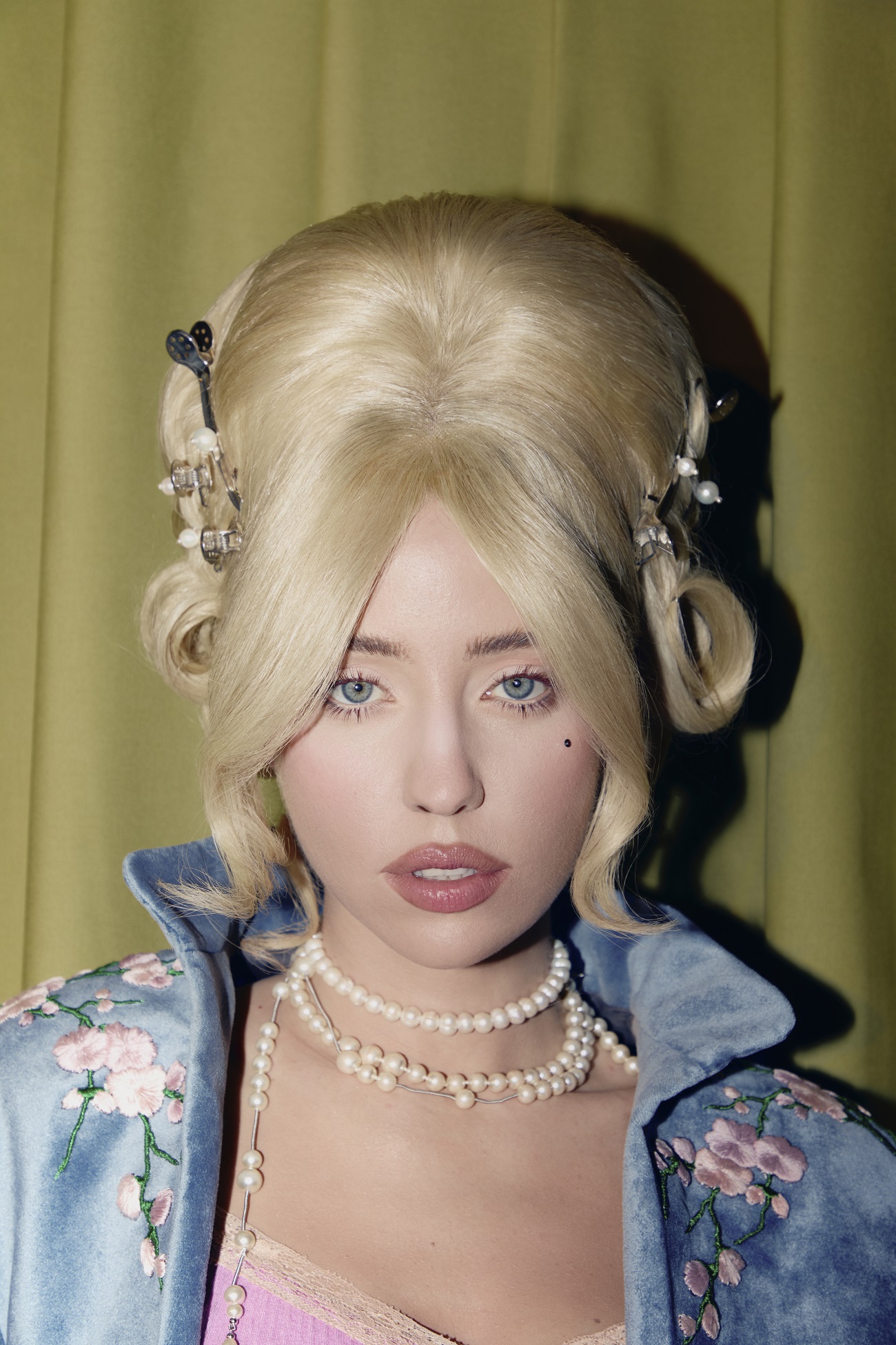 Зухвала DOROFEEVA випустила яскравий кліп "Японія" і закликала донатити Притулі