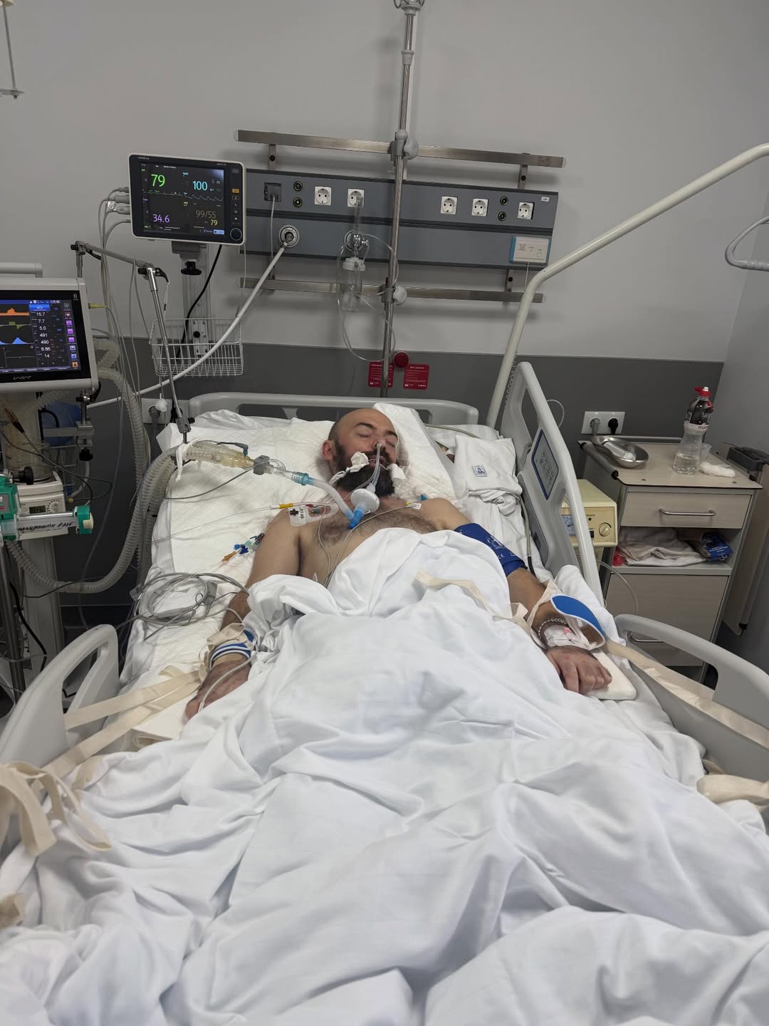 Відомий український співак перебуває в комі: родина просить про допомогу