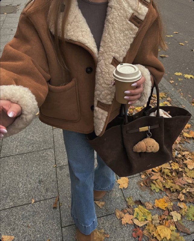 Хутро "баранчик" знову в моді: як його носити взимку 2025-2026