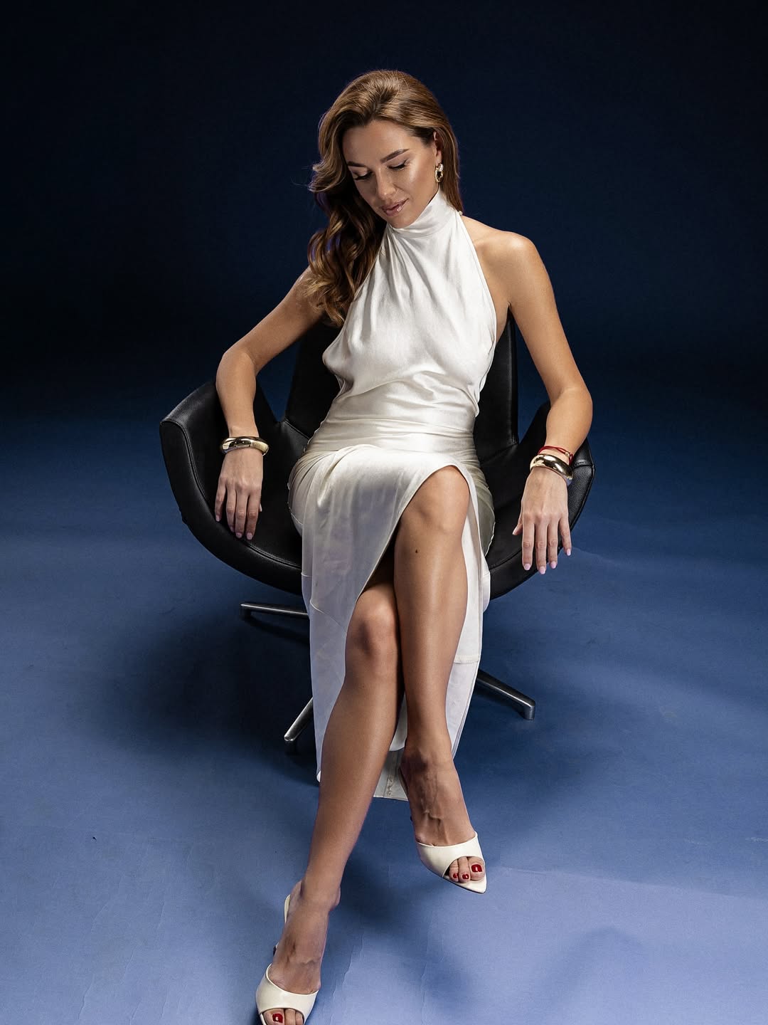 Дружина Решетніка в стильній сукні: образ, який захочеться повторити на Новий рік