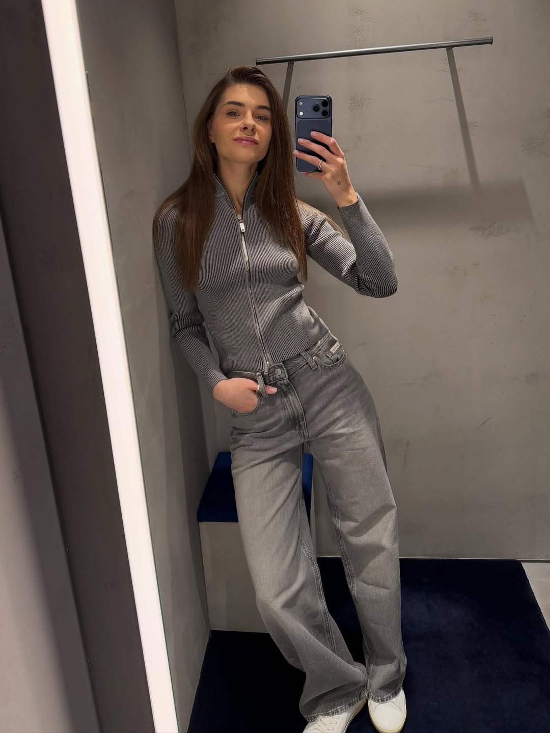 Як виглядати стильно без зайвих витрат: модні "луки" з джинсами від дружини Остапчука