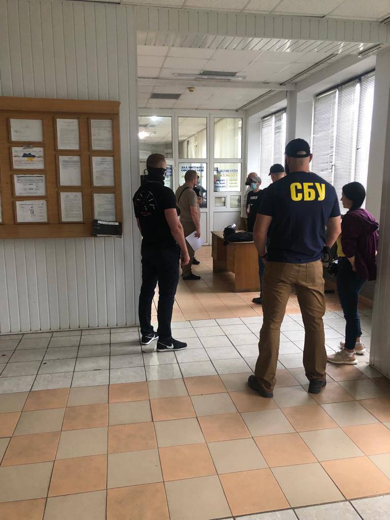 СБУ проводить масштабні обшуки на одному з КПП у Закарпатській області